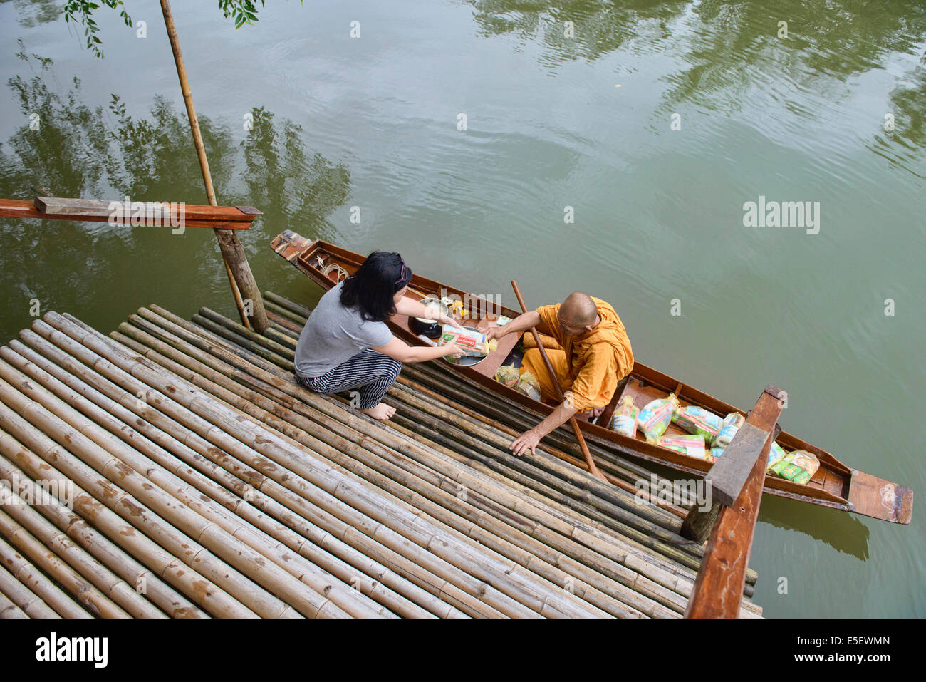 Mönch tun morgen Almosen führen Sie mit dem Boot in Amphawa schwimmenden Markt in Thailand Stockfoto