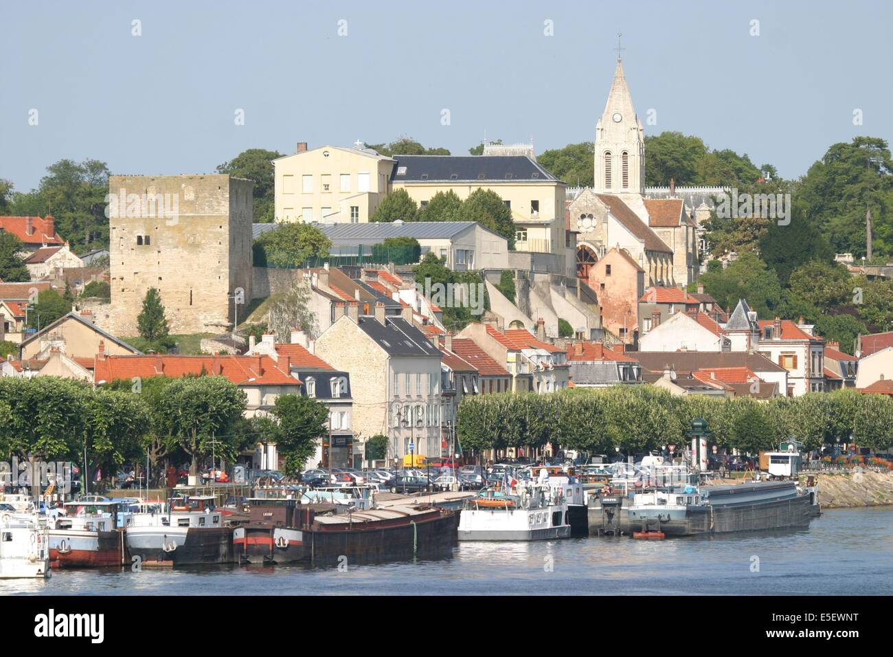 Frankreich, Region ile de france, yvelines, conflans sainte honorine, Seine, oise, peniche, Cite des Mariniers, Quais, eglise, Transport fluvial, Stockfoto