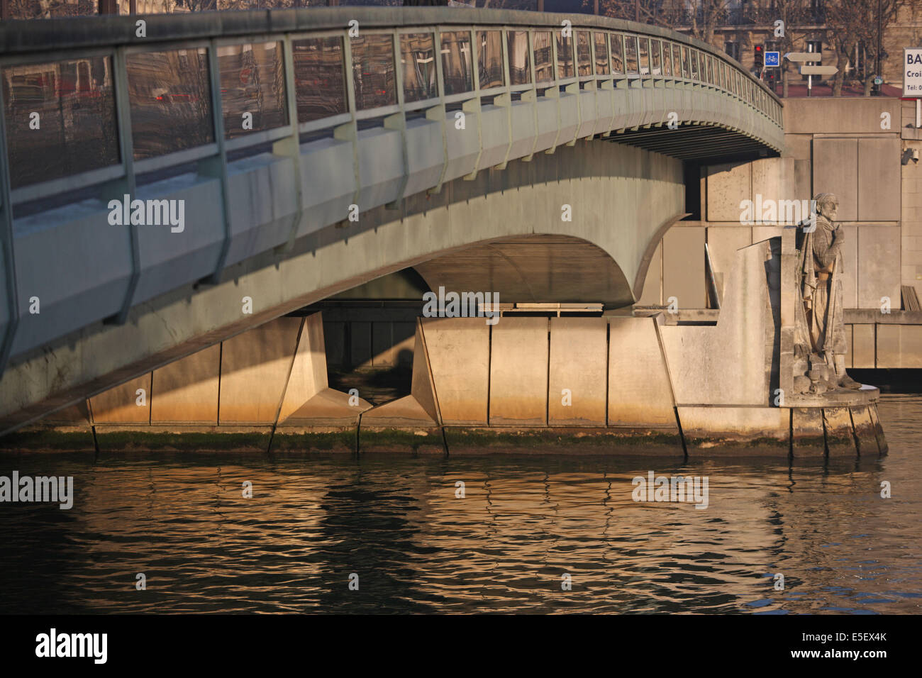 Frankreich, paris 7e, pont de l'alma, zouave du pont de l'alma, Crues de la Seine, hiver, tablier metallique, Statue, militär, Soldat, Skulptur, Stockfoto