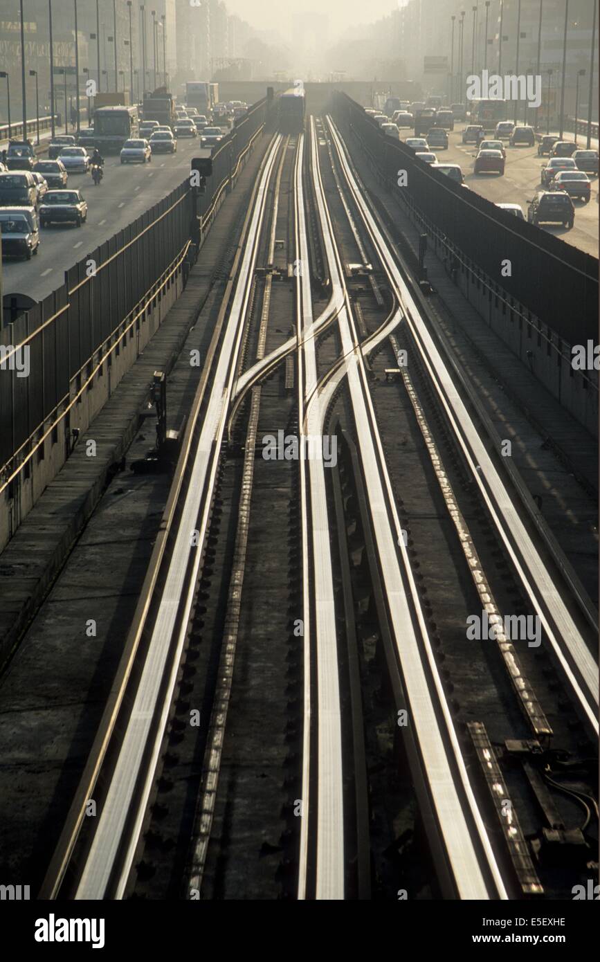 Frankreich, paris, Verkehr, Ligne de Metro 1, pont de neuilly, Transport en commun, ratp, Avenue charles de gaulle, voitures, la Defence, Stockfoto