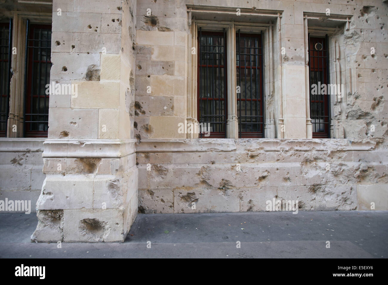 Frankreich, Haute Normandie, Seine maritim, rouen, palais de Justice, Tribunal, Institution, Monument historique Wiederherstellung en 2007, neo gothique, Detail d'ornement de fenetre dans la partie reauree rue Saint lo, mur, pierre, eclats d'obus dans la parties Stockfoto