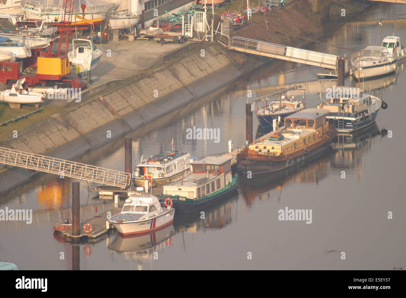 Frankreich, Haute Normandie, Seine maritim, rouen, rive gauche, ile Lacroix, vue depuis la cote saine catherine, Panorama, la Seine, bateaux a quai, plaisance, cercle nautique, Stockfoto