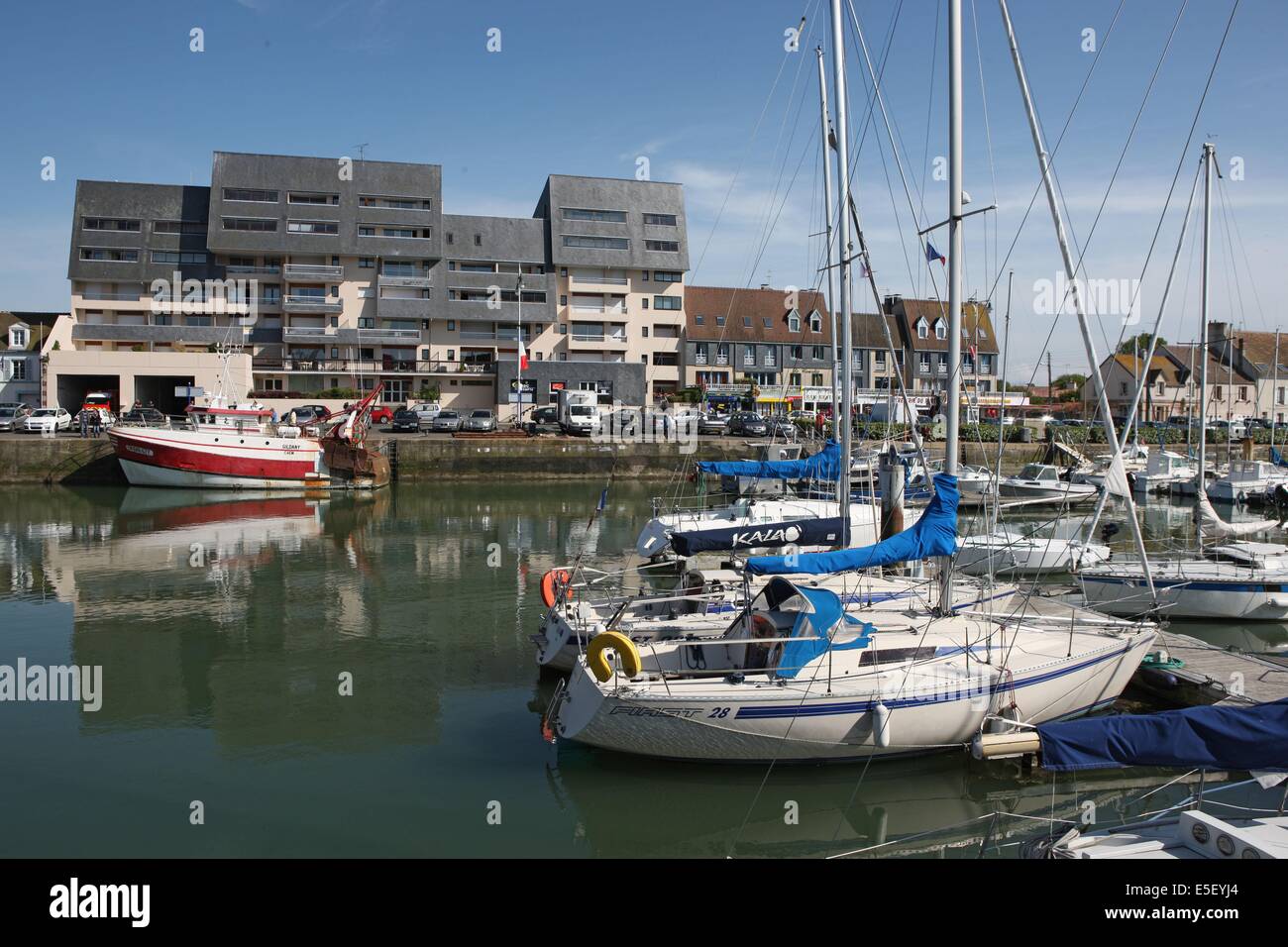 Frankreich, Basse Normandie, Calvados, Plages du Debarquement, courseulles sur mer, Port de plaisance, Bassin, bateaux, plaisance, voiliers, Vedetes, Immeubles, Quais, Chalutier, Stockfoto