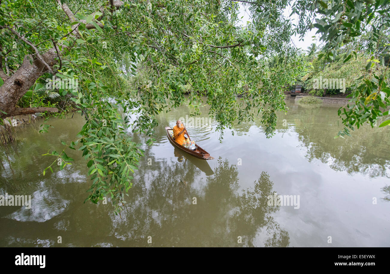 Mönch tun morgen Almosen führen Sie mit dem Boot in Amphawa schwimmenden Markt in Thailand Stockfoto