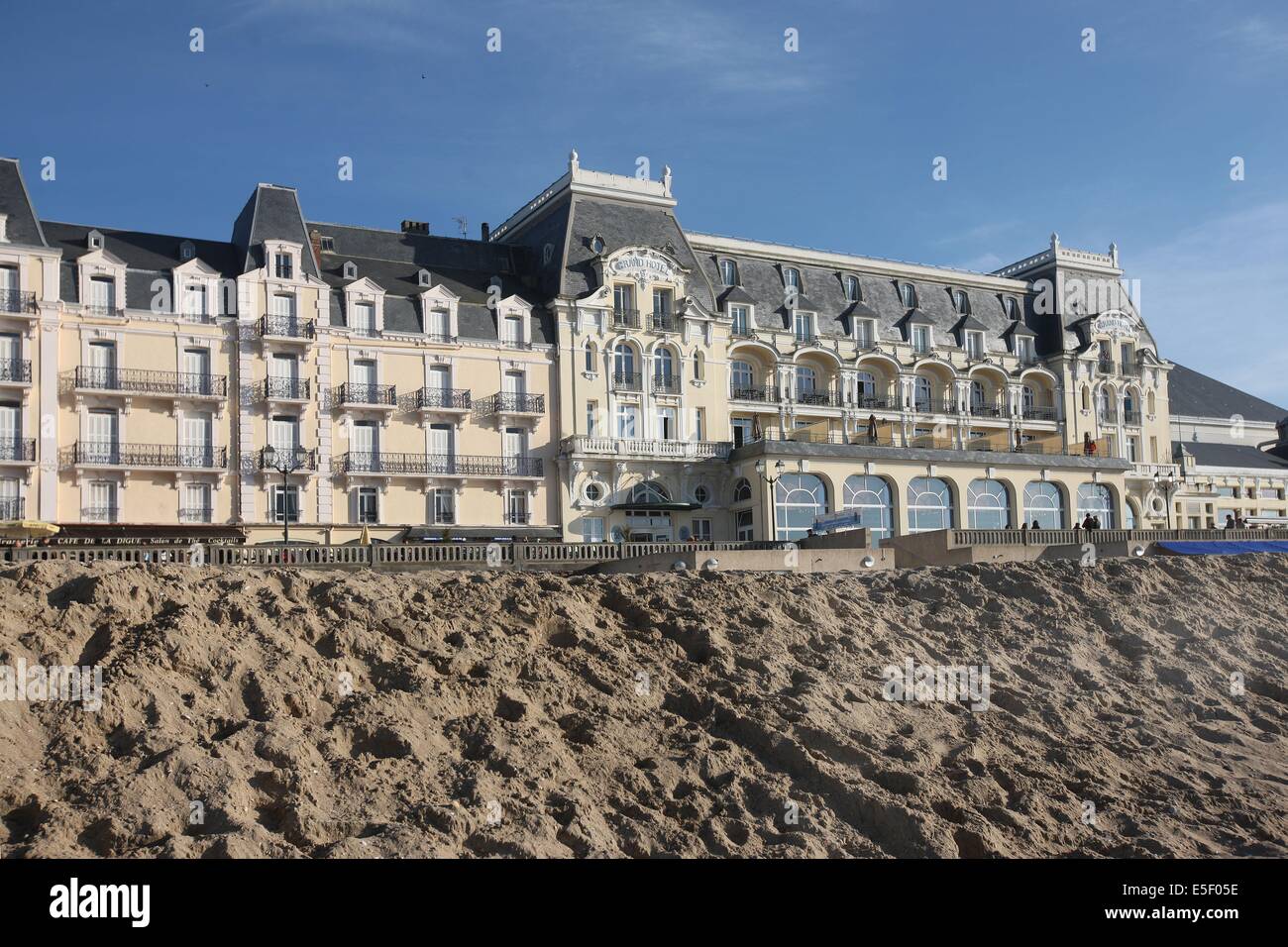 Frankreich, Basse Normandie, Calvados, cote fleurie, cabourg, Plage, Villen belle epoque, Architektur balneaire, Front de mer, sable, Grand Hotel, Stockfoto