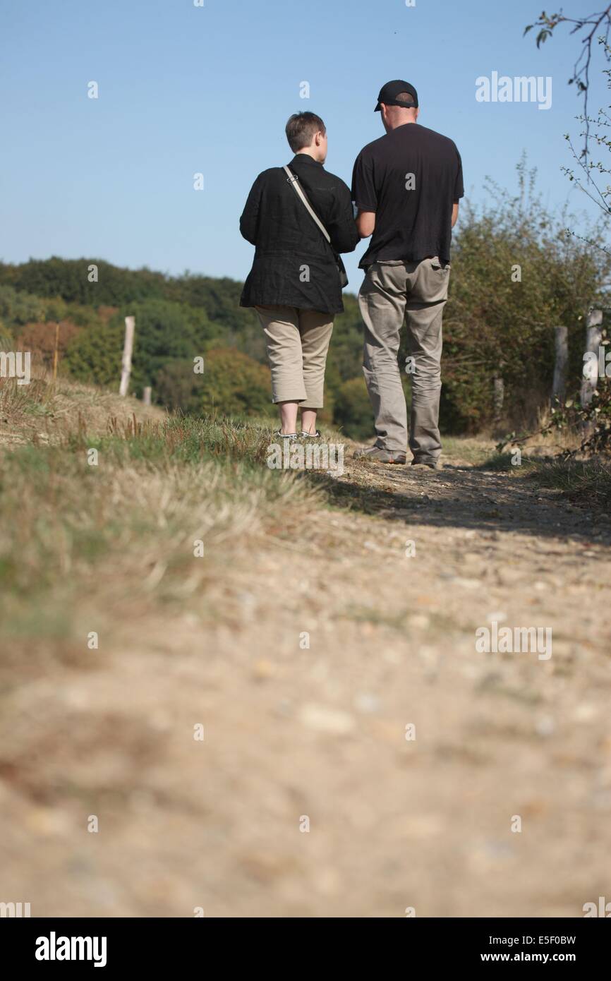Frankreich, Haute Normandie, Seine maritim, pays d'accueil touristique du pays de bray, boucle du montroty, randonnee, paysage, homme et femme, lectyre de carte topographique, Stockfoto
