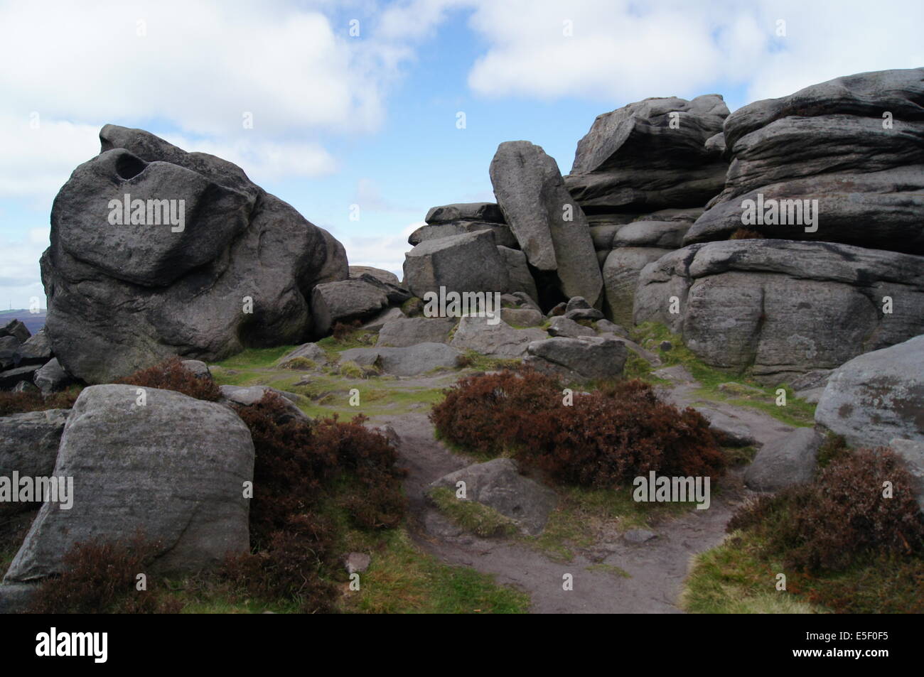 Großen Felsbrocken und Rock Cluster umgeben von Heather Stockfoto