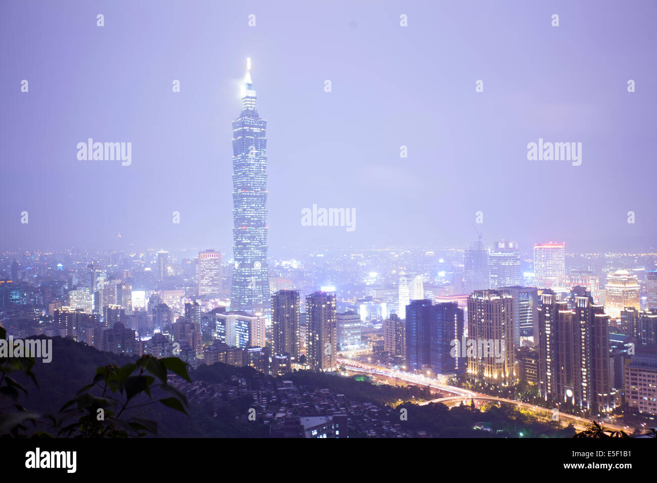 Taipei 101 und Xinyi District in der Innenstadt von Taipeh in der Abenddämmerung bei bewölktem Wetter, Taiwan Stockfoto