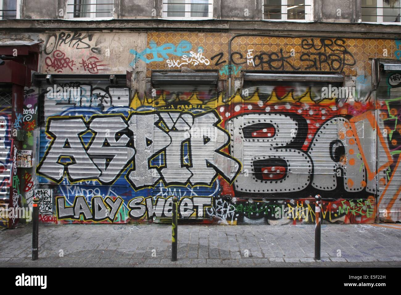 Frankreich, Ile de France, pariser 20e-Viertel, Belleville, rue denoyez, petits batiments, rideaux de fer, Graffiti, Straßenkunst, graf, Art urbain, Stockfoto