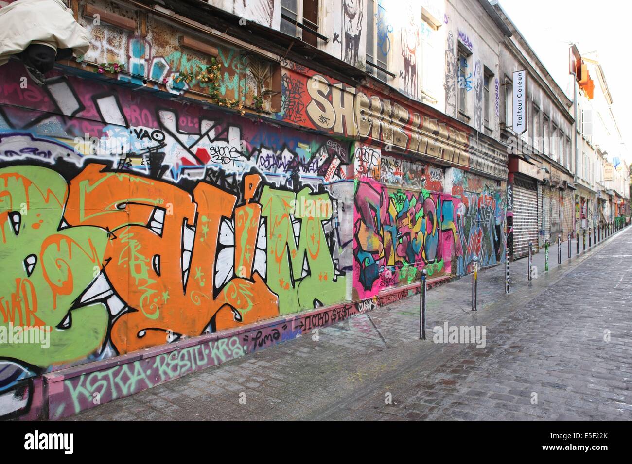 Frankreich, Ile de France, pariser 20e-Viertel, Belleville, rue denoyez, petits batiments, rideaux de fer, Graffiti, Straßenkunst, graf, Art urbain, Stockfoto