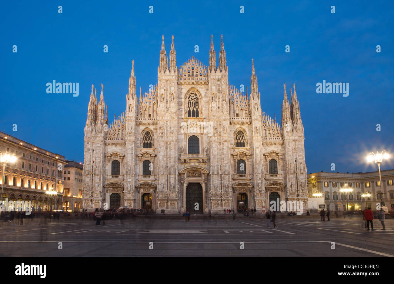 Mailänder Dom mit Domplatz am Abend, Italien Stockfoto