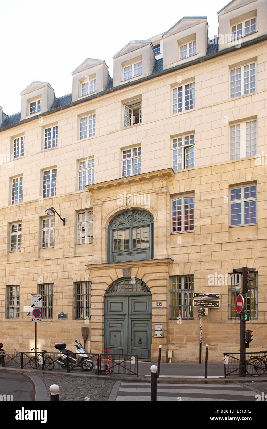 Frankreich, paris 5e, rue du cardinal lemoine, Face a la rue clovis, batiment avec une ancienne porte en hauteur, Stockfoto