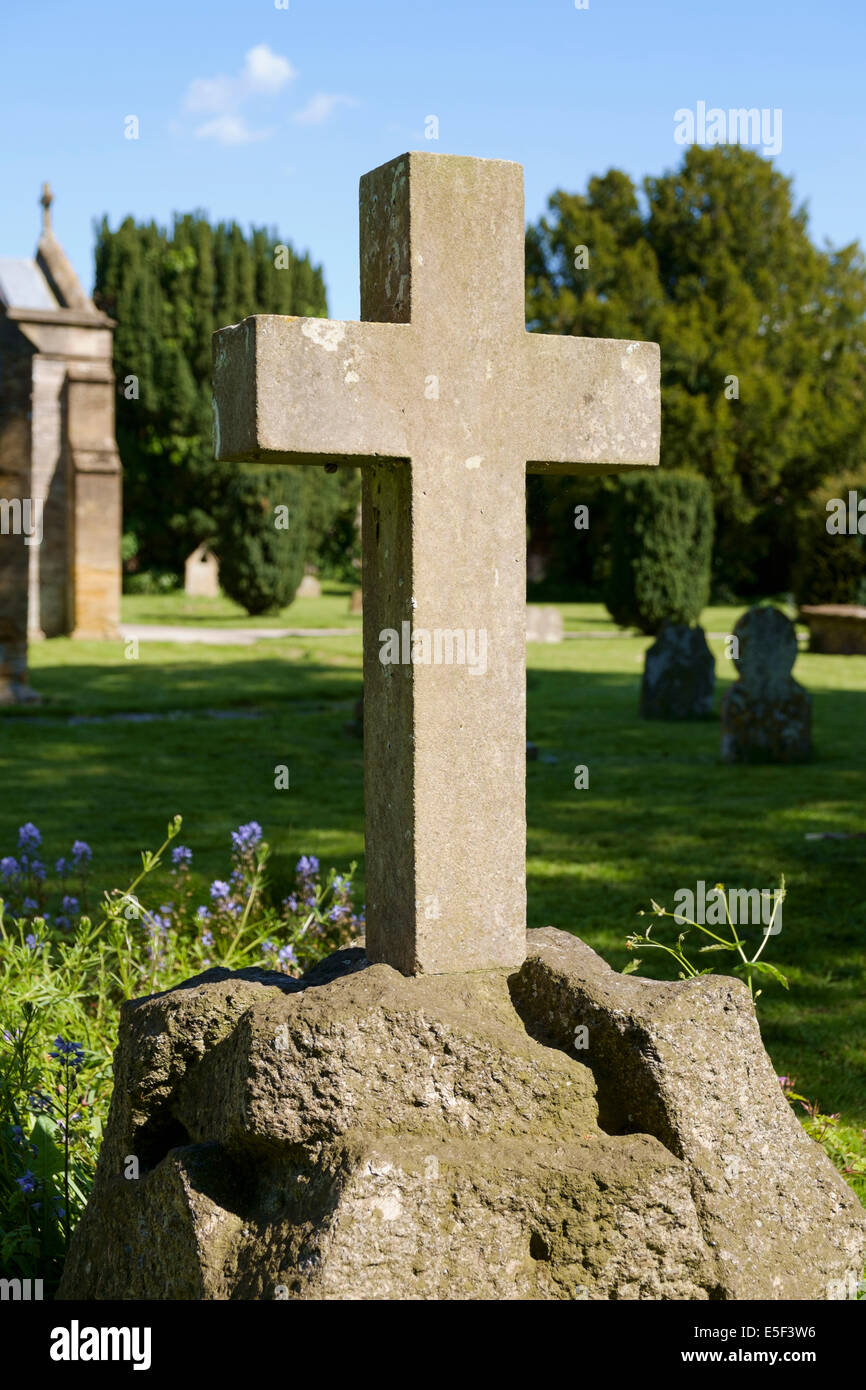 Kreuz im Friedhof auf einem Grabstein in einem Dorf Kirchhof, England, UK Stockfoto