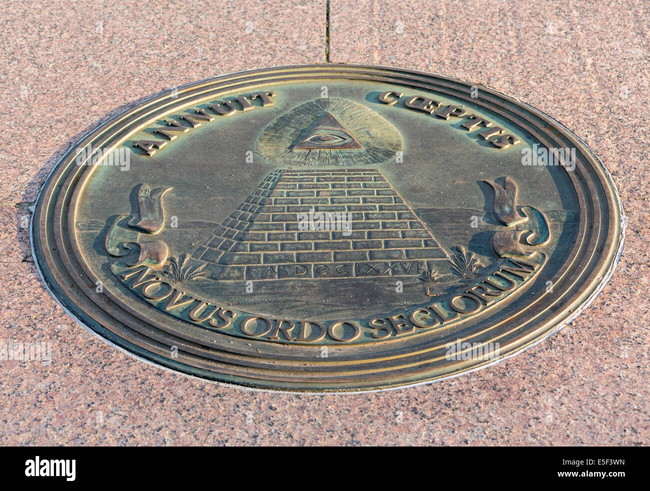 Freimaurer-Symbol in den Bürgersteig auf Freiheit Plaza auf Pennsylvania Avenue, Washington DC, USA Stockfoto