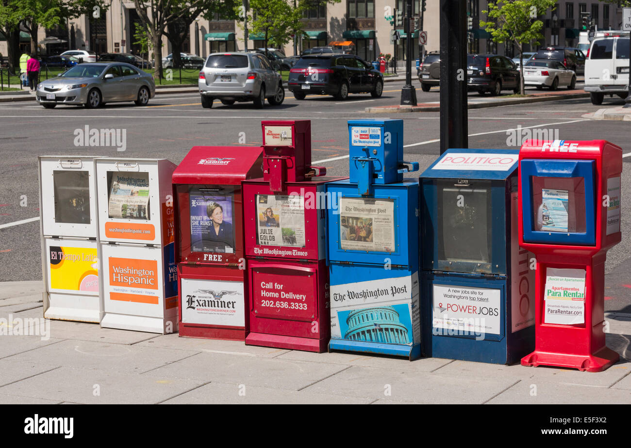Bunte Zeitung steht auf der Straße in Washington DC, USA Stockfoto