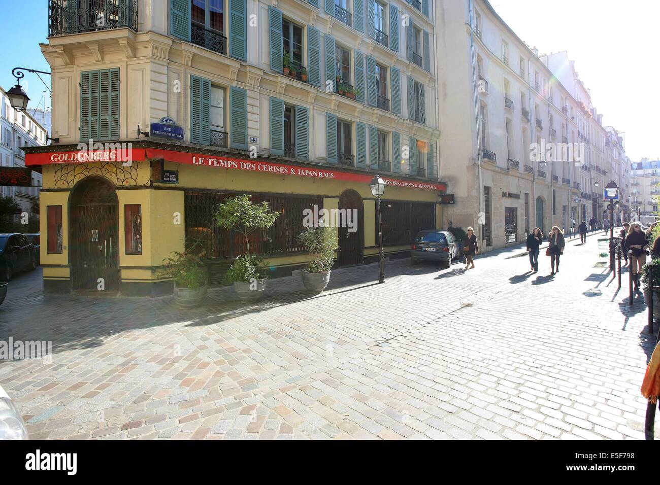 Winkel des rosiers und der rue ferdinand duval Fotos und Bildmaterial