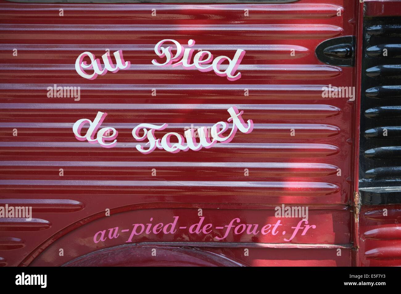 Frankreich, ile de france, paris, 7-e-Viertel, 45 rue de babylone, Restaurant au pied du fouet, camion publicitaire citroen gare pres des invalides. Datum: 2011-2012 Stockfoto