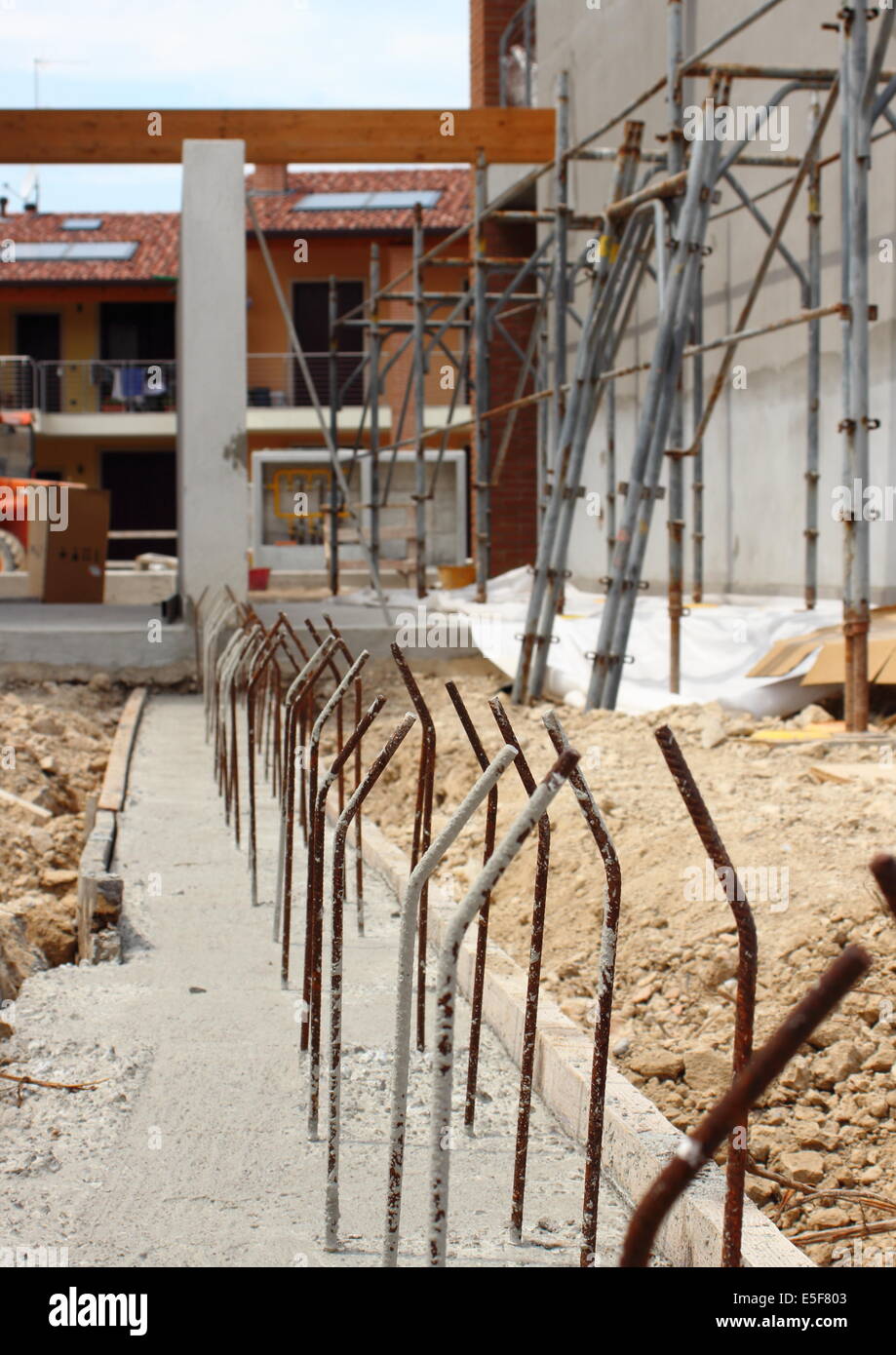 Konkrete Form mit Metall-Spikes auf Baustelle Stockfoto