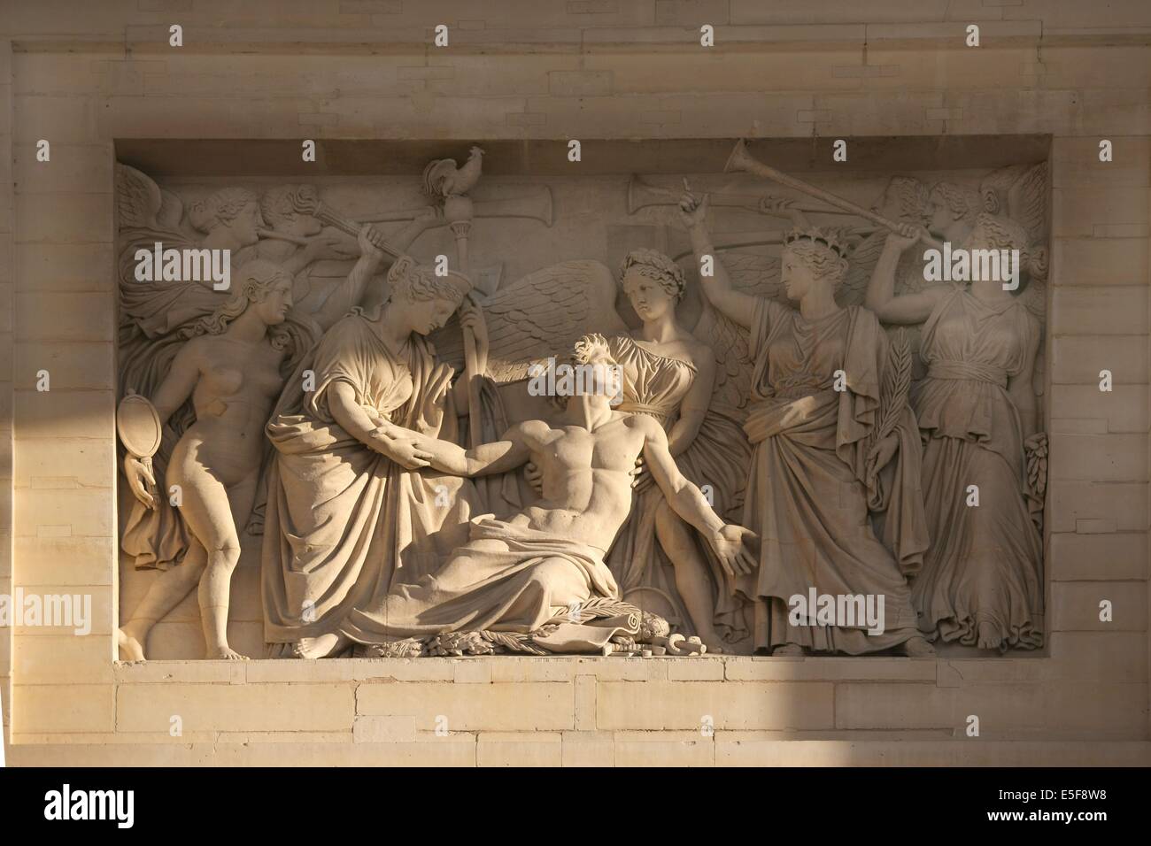 Frankreich, ile de france, pariser 5e-Viertel, rue soufflot, Pantheon, Place des Grands hommes, colonnade. BAS-Erleichterung: L'Apotheose du heros mort pour la patrie, sculpte en 1837 par Charles-Francois Leboeuf dit Nanteuil. .Datum: 2011-2012 Stockfoto