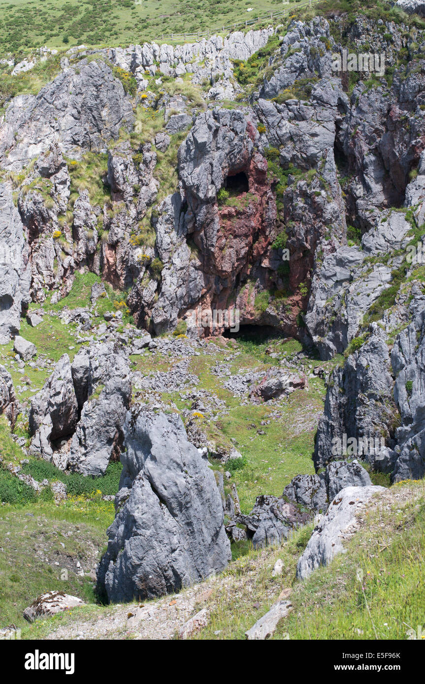 Felswand mit Stollen und Eisenerz, die Färbung Buferrera Bergbaumuseum Covadonga in den Picos de Europa Asturien, Spanien, Europa Stockfoto