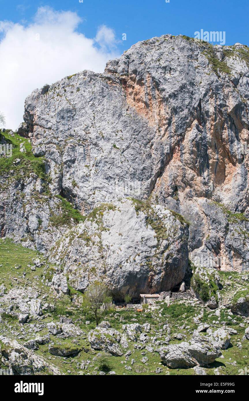 Einem entfernten Gebäude Zuflucht unter einem überhängenden Felsvorsprung in der Nähe von See Ercina, Nationalpark Picos de Europa Asturien, Spanien Stockfoto