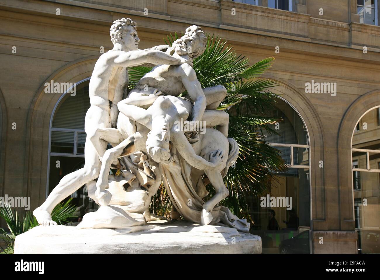 Skulptur "Le Combat du centaure", Cour de la mairie du 6e arronoire de