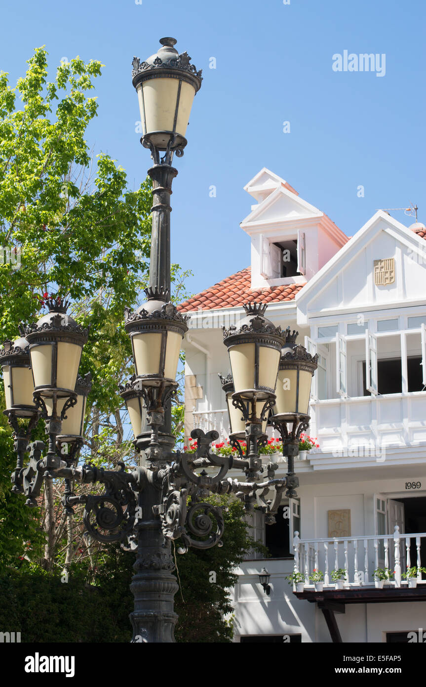 Decrative Straßenlaterne und traditionelles Haus mit Balkon Corro de San Pedro Comillas, Kantabrien, Nord-Spanien, Europa Stockfoto