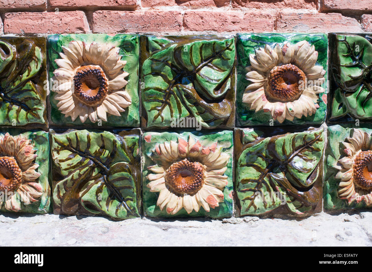 Sunflower Designfliesen auf El Capricho de Gaudí, Comillas, Kantabrien, Spanien, Europa Stockfoto