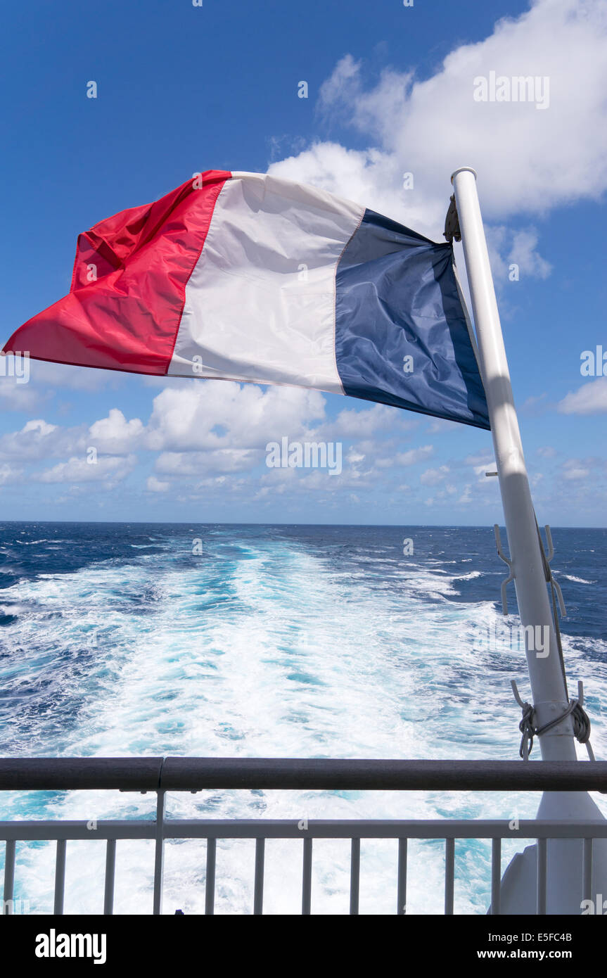 Französische Flagge oder Tricolour fliegen am Heck eines Schiffes Stockfoto