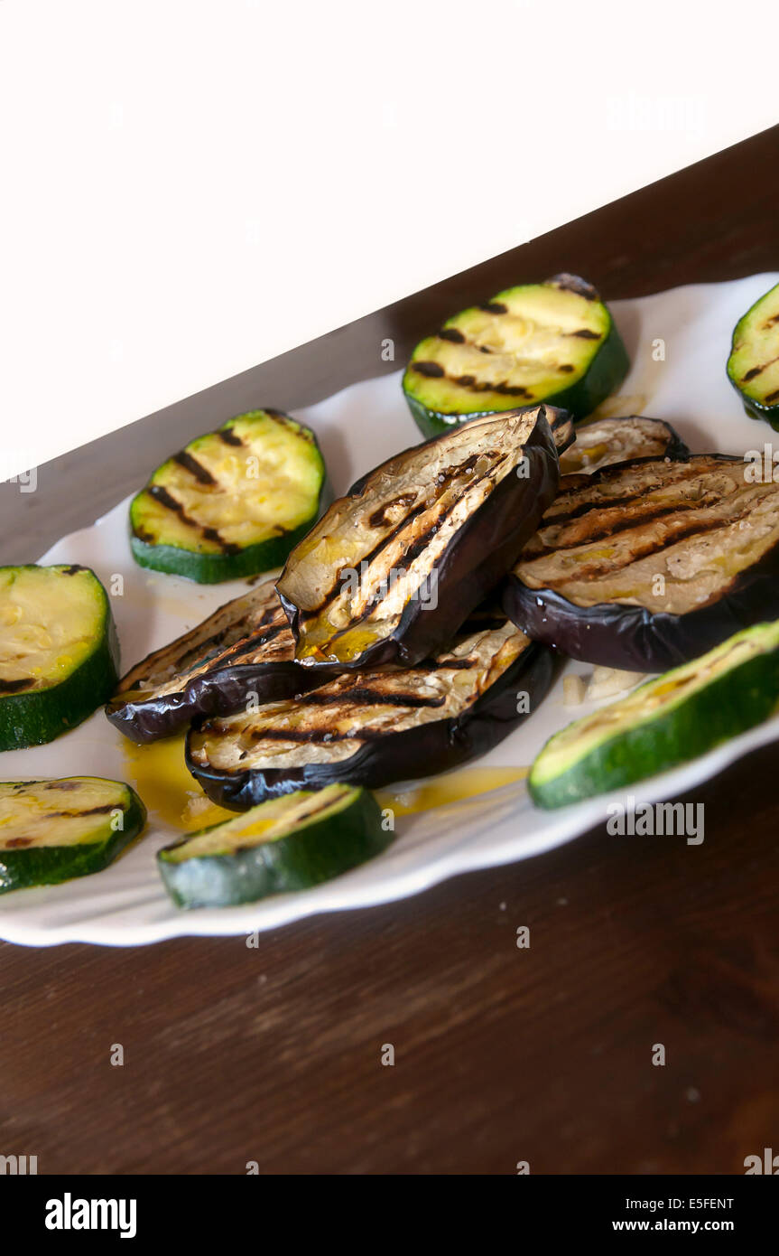 Aubergine und Zucchini Salat Stockfoto