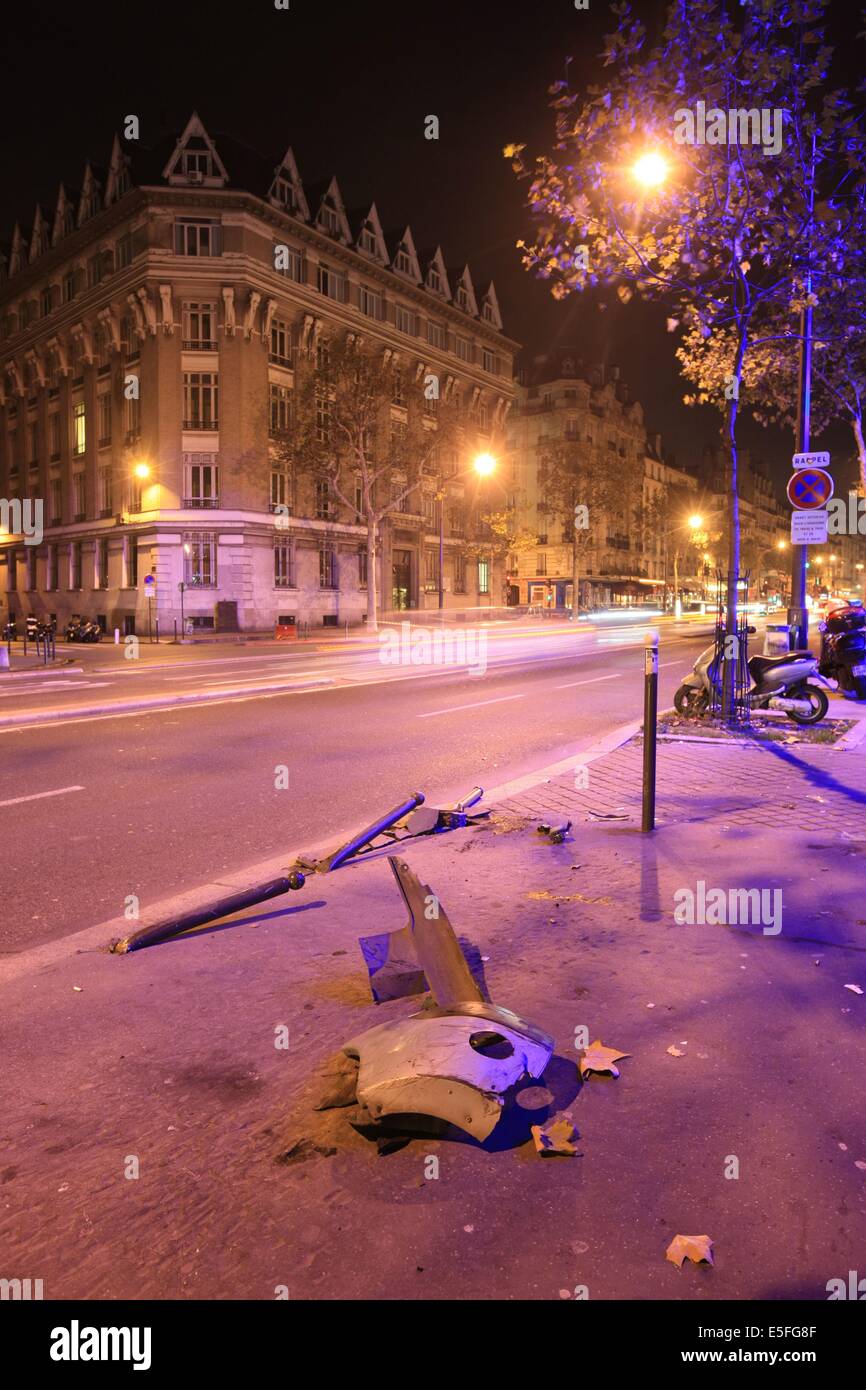 Frankreich, Region Ile de France, Pariser 14e-Gebiet, Montparnasse, Boulevard du Montparnasse, Tour, Immeubles, Fassade, matin, fin de nuit, eclairage, Unfall, Voiture, Stockfoto