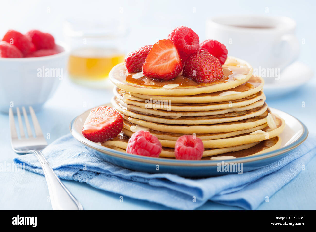 Pfannkuchen mit Beeren und Honig Stockfoto
