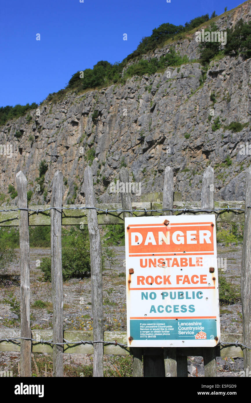 Instabile Rock Gesicht Gefahrenzeichen, Warton Steinbruch, UK Stockfoto