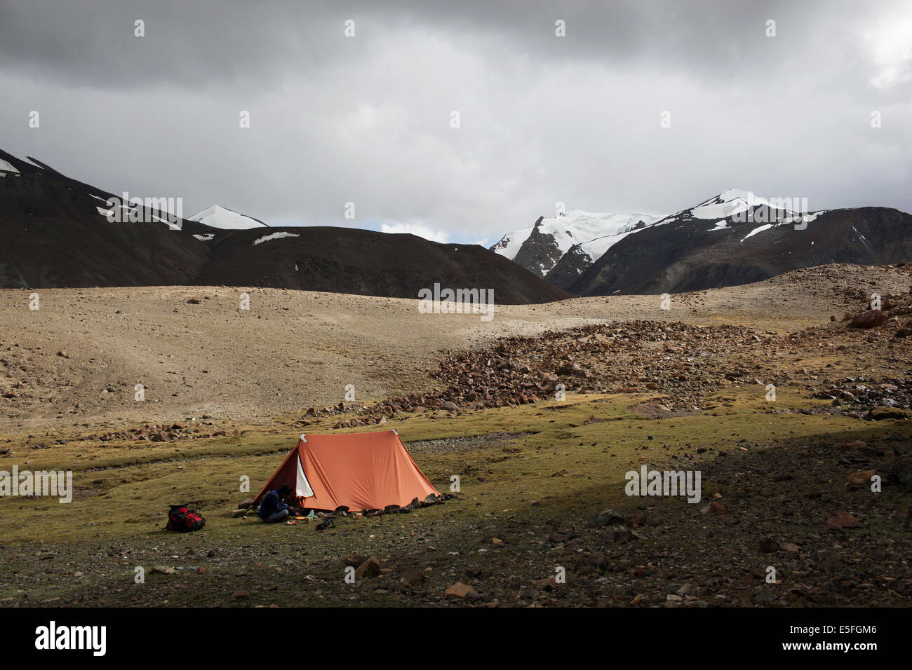 Ein Zelt in die Berge und die Landschaft in Zanskar, Ladakh Stockfoto