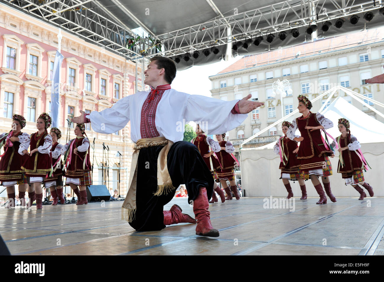 Ukrainischer Tanz Ensemble Troyanda aus Selkirk, Kanada während der 48. internationalen Folklore-Festival in Zagreb Stockfoto