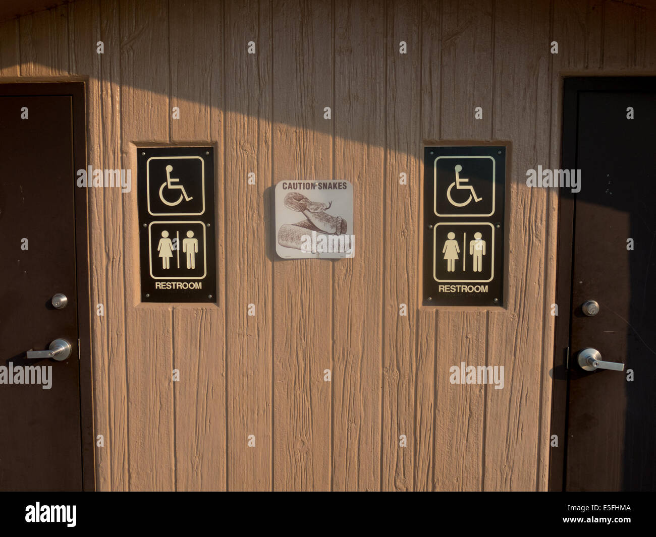 Schilder warnen Camper darauf achten, tödliche Schlangen, wenn sie auf die Toilette auf dem Campingplatz in der Rainbow Basin (CA) Stockfoto