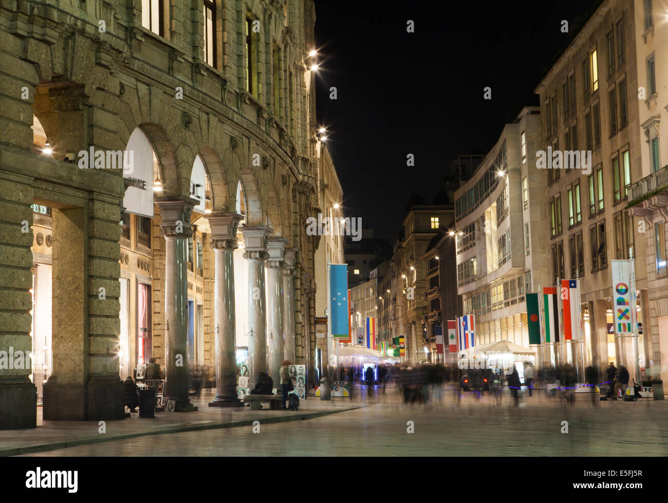 Corso Vittorio Emanuele bei Nacht, Mailand, Italuy Stockfoto