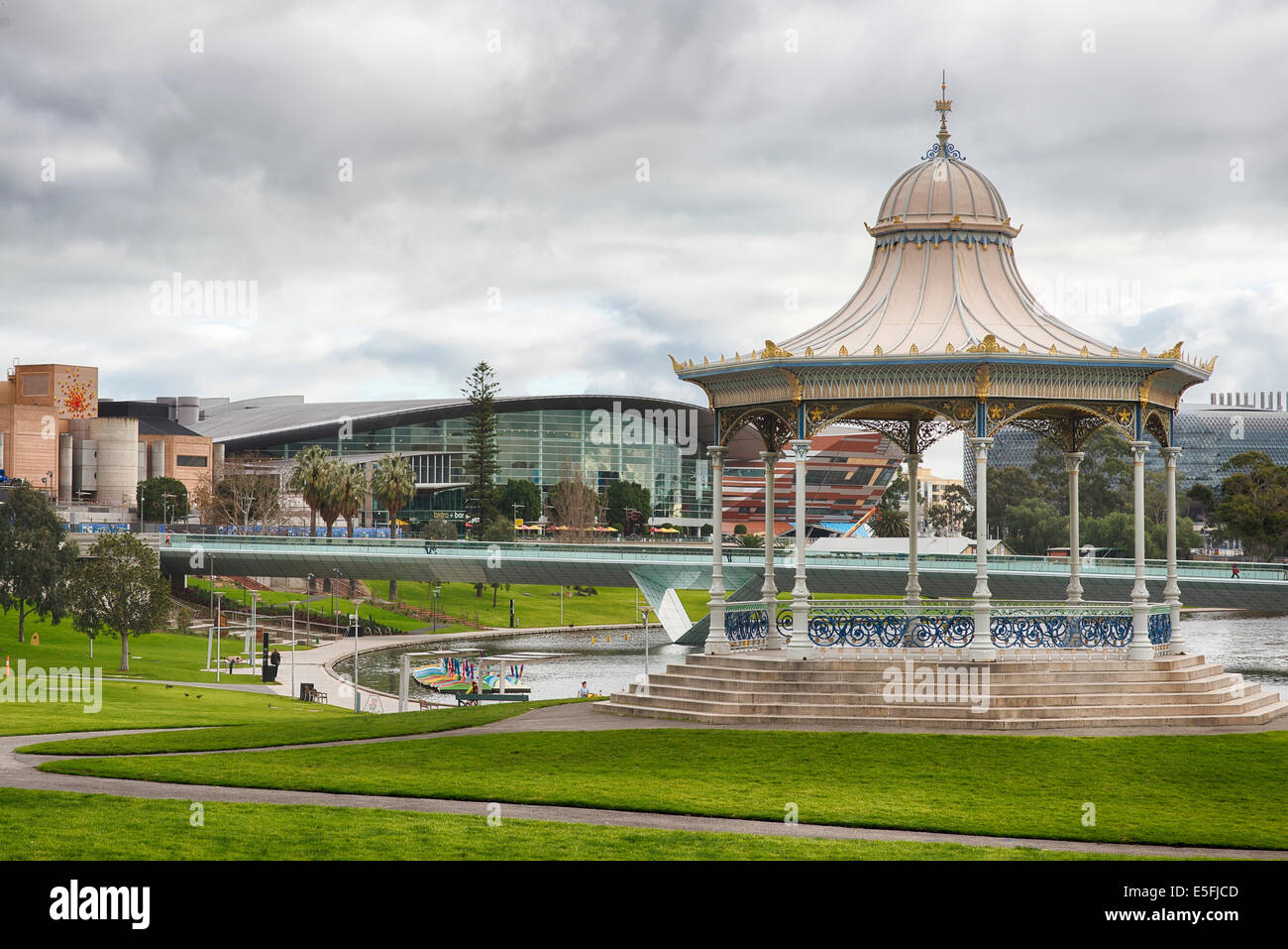 Die reich verzierten Elder Park Rotunde flankiert von River Torrens und Adelaide Convention Centre Stockfoto