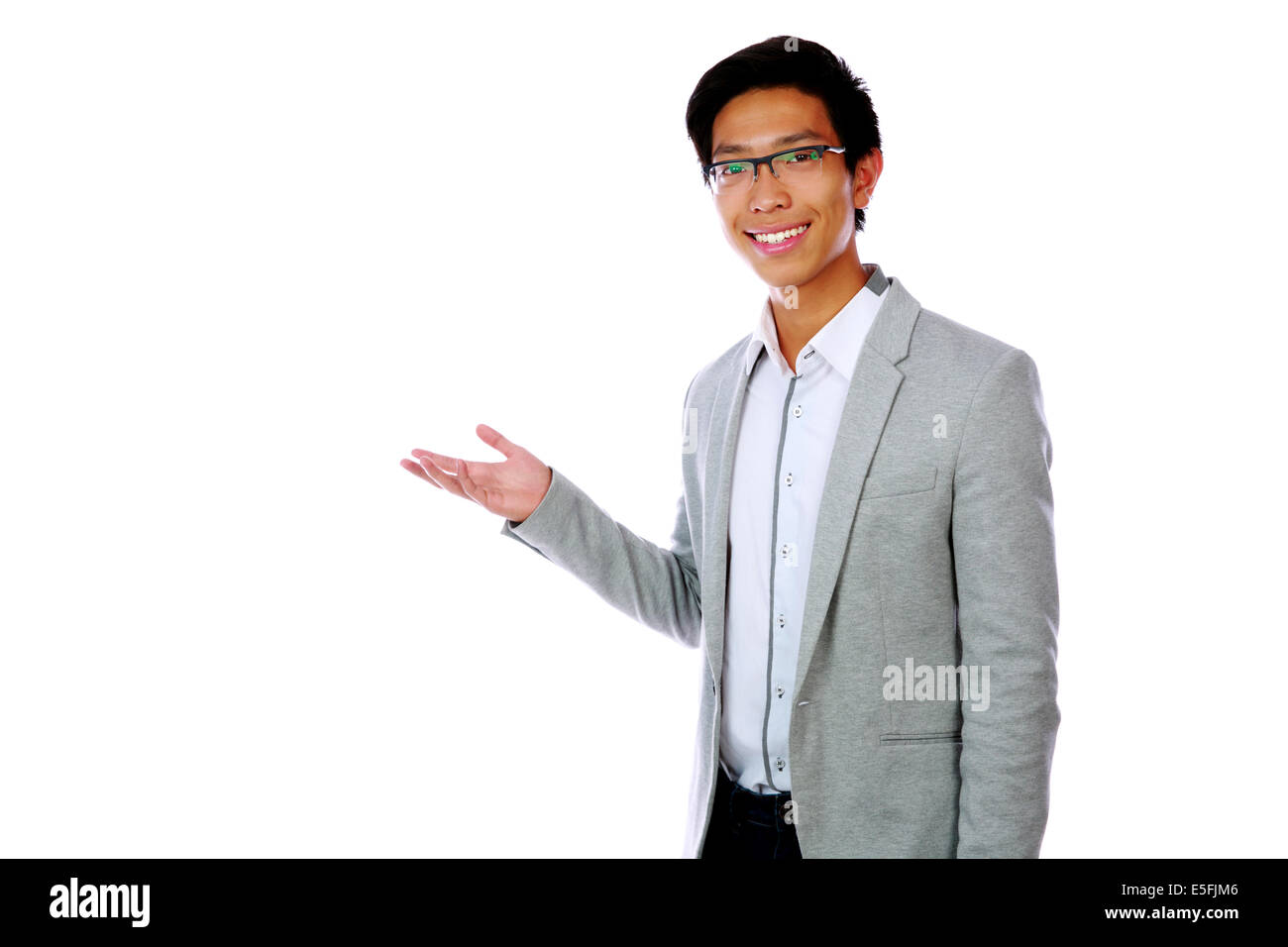 Asiatische glücklich mit Arm in eine einladende Geste Stockfoto