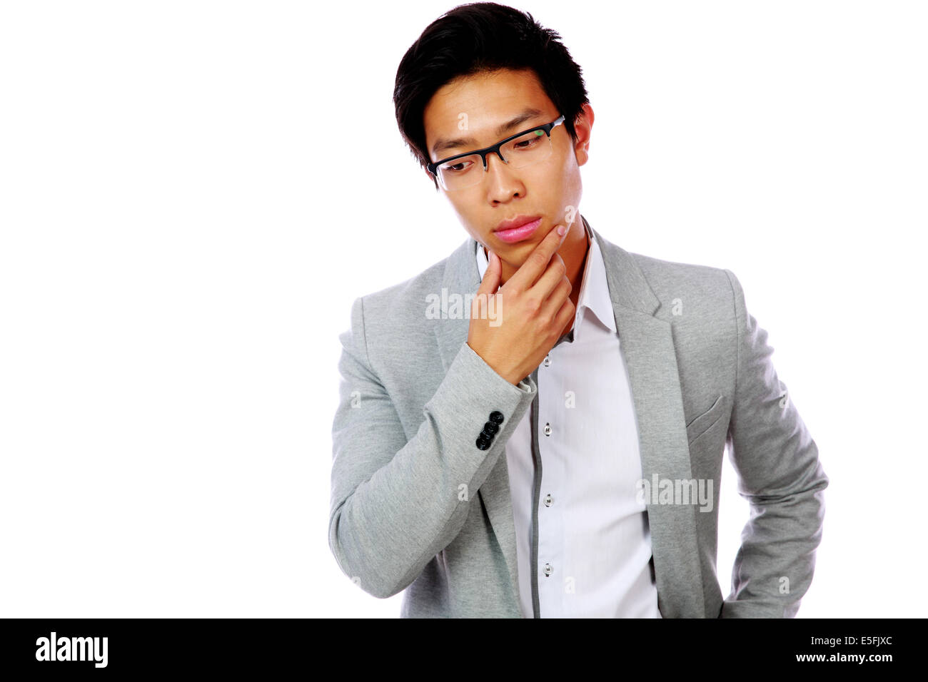 Porträt eines nachdenklich asiatischen Mannes in Gläsern isoliert auf weißem Hintergrund Stockfoto