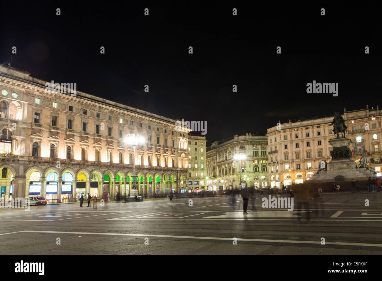 Domplatz nachts in Mailand, Italien Stockfoto