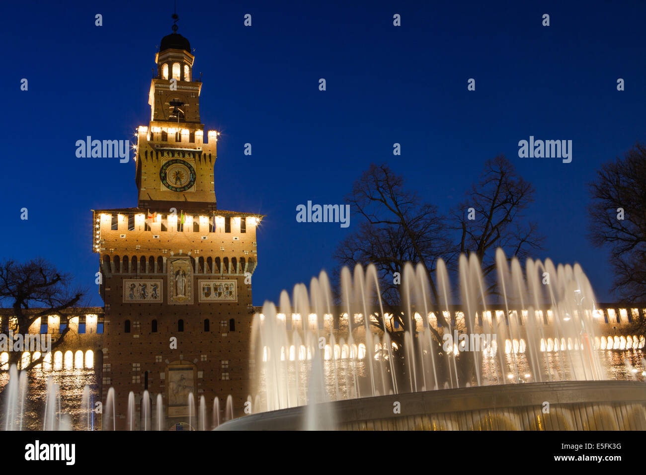 Schloss Sforzesco bei Nacht in Mailand, Italien Stockfoto