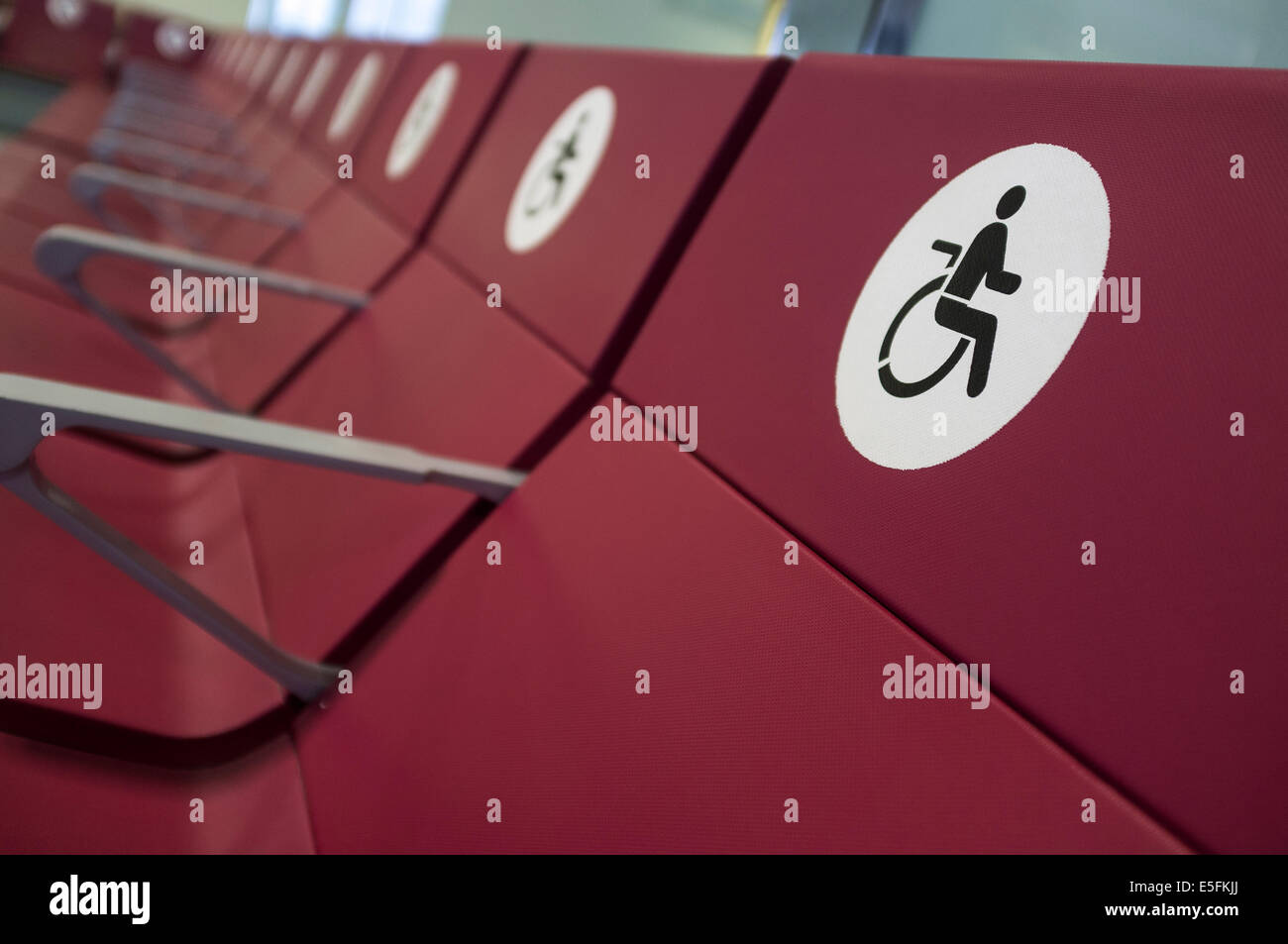Reservierte Sitzplätze Bereich für Menschen mit Behinderungen am Flughafen in Teneriffa, Kanarische Inseln, Spanien. Stockfoto