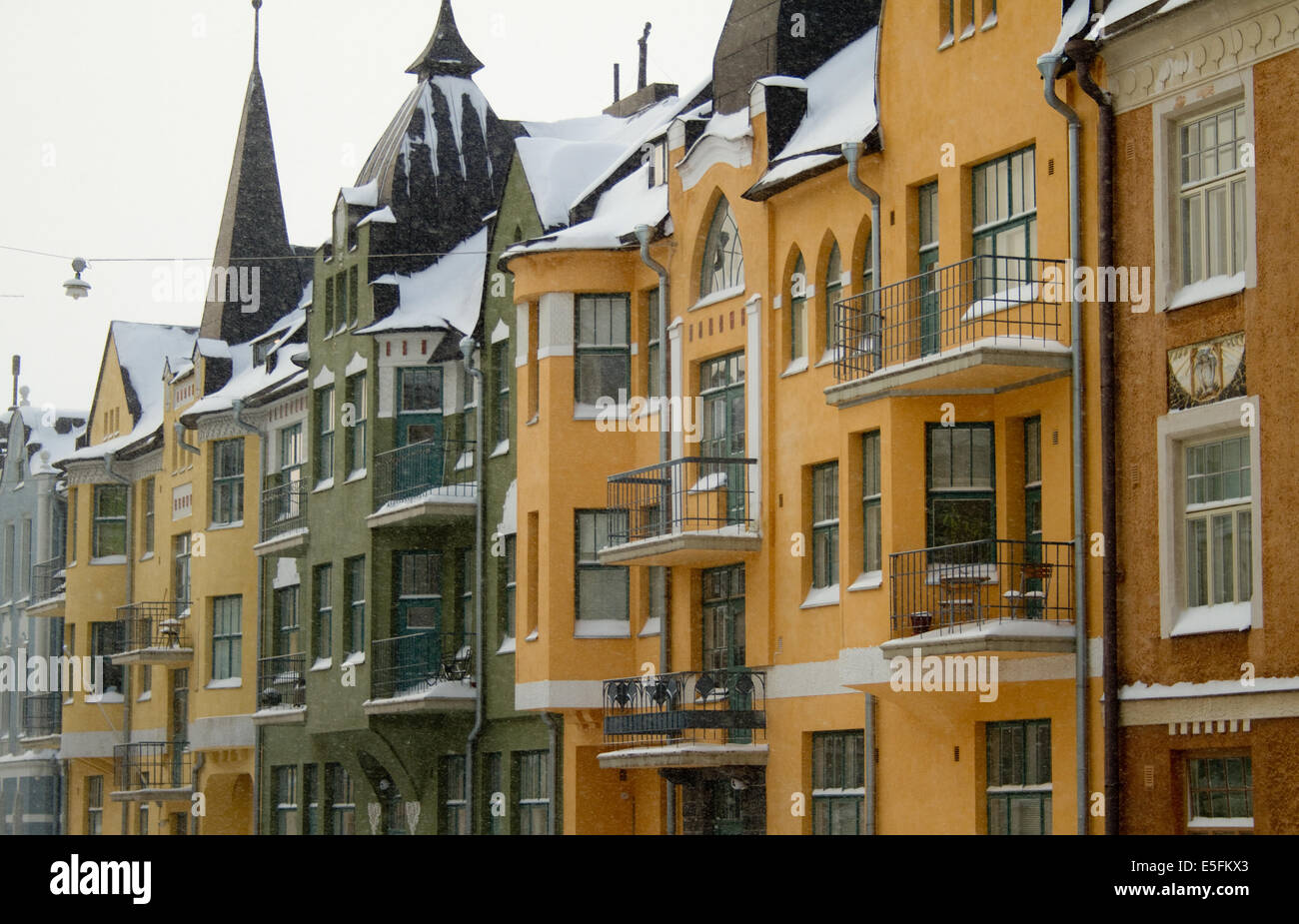 Bunte Häuser in Schneefall in Helsinki, Finnland Stockfoto