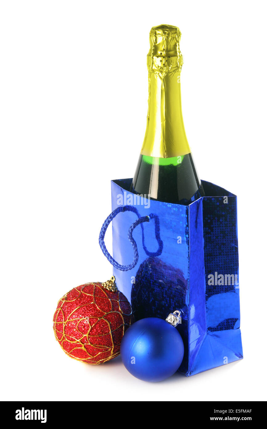Champagner und Weihnachten Kugeln isoliert auf weißem Hintergrund Stockfoto