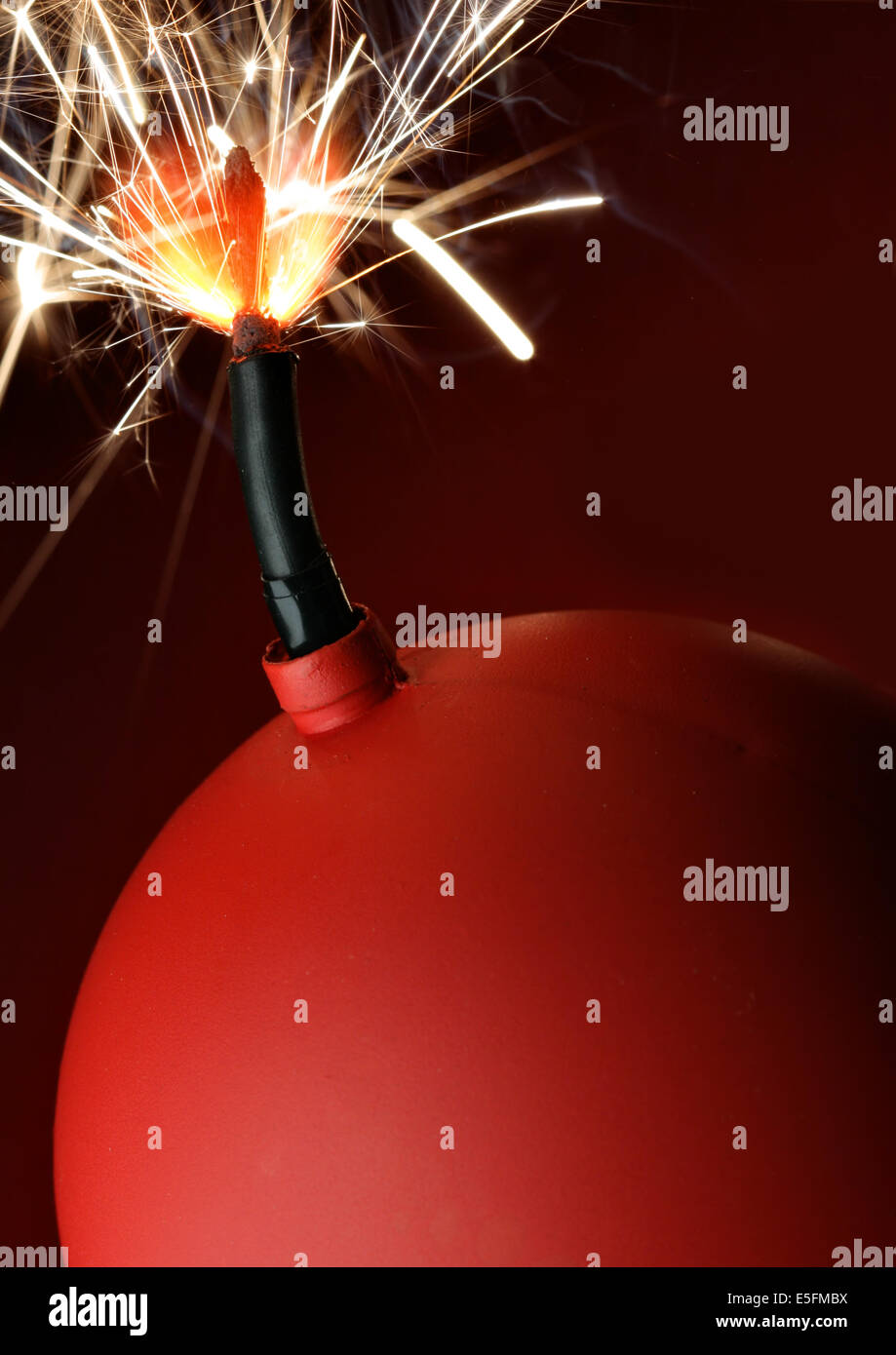 Rote Bombe mit brennenden Sicherung Nahaufnahme Stockfoto