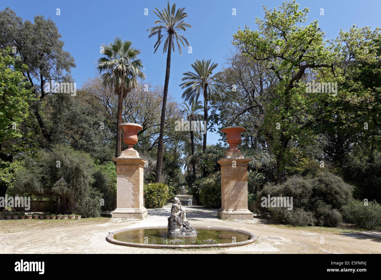 Brunnen und Viale Delle Palme, Botanischer Garten, Orto Botanico di Palermo, Palermo, Provinz von Palermo, Sizilien, Italien Stockfoto