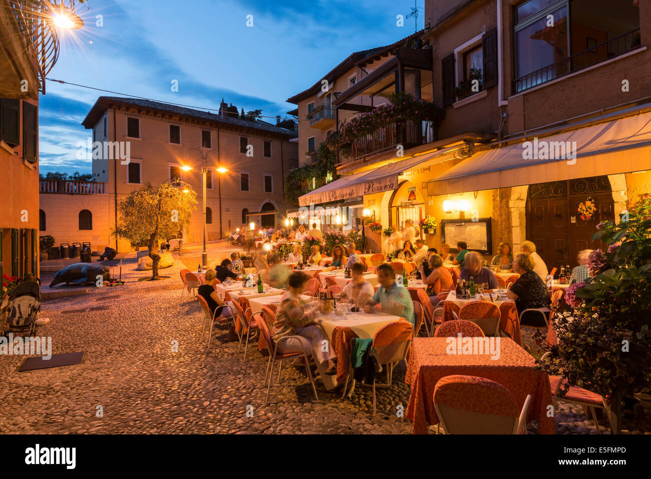 Restaurant in den Abend, Malcesine, Verona Provinz, Veneto, Italien Stockfoto