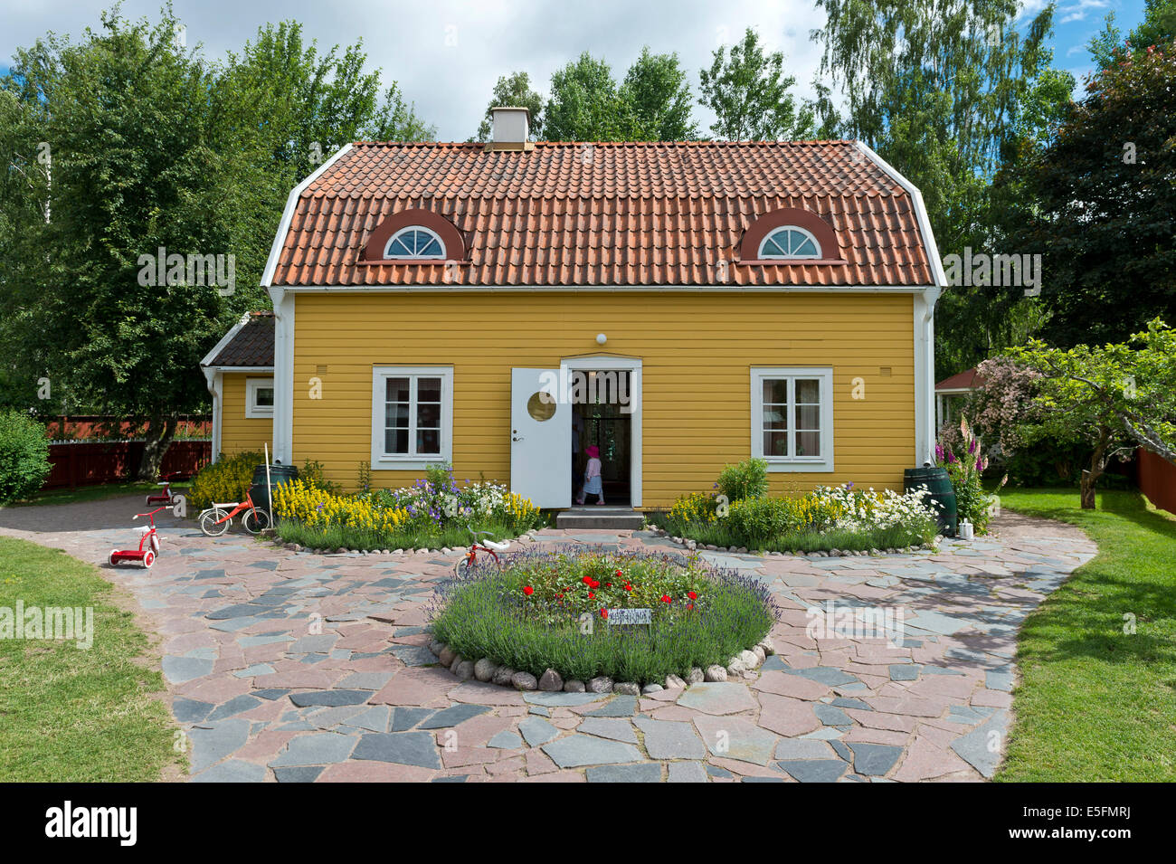 Haus aus dem Kinderbuch "Die Kinder aus Bullerbü" von Astrid Lindgren, Astrid Lindgrens Welt in Vimmerby, Småland Stockfoto