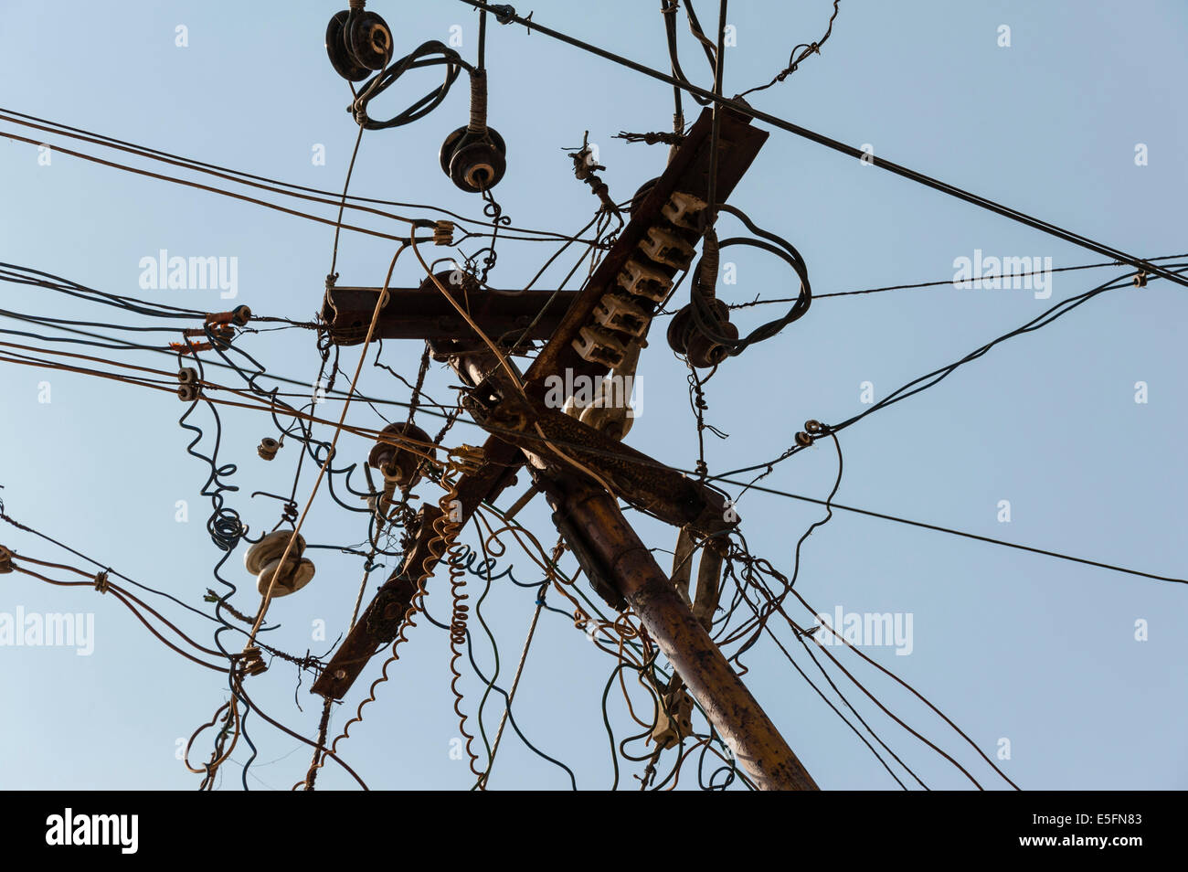 Chaotischen Array von Power Kabel, Tamil Nadu, India Stockfoto